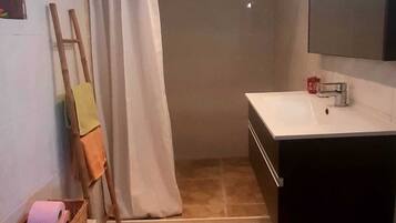 Secador de pelo, toallas, jabón, papel higiénico