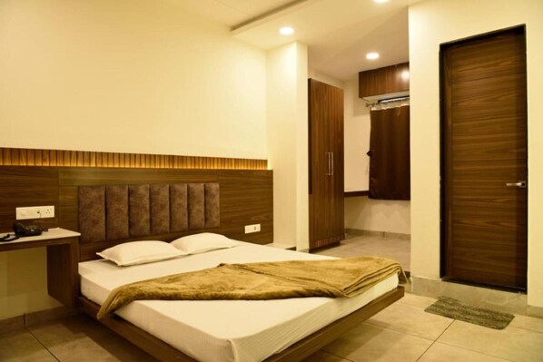 Desk, free wired Internet, bed sheets - Hotel Govindam (Ujjain)