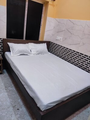 Bureau, Internet gratuit par câble, draps fournis