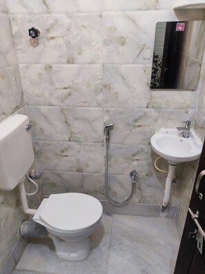 Shower, rainfall showerhead, free toiletries, bidet - Hotel Govindam (Ujjain)