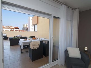 Outdoor dining - Magnificent apartment with community pool 2 minutes from the beach (l'Escala)