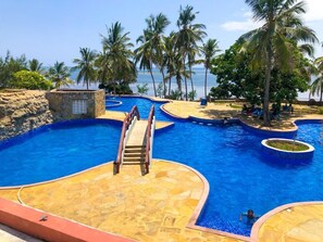 Una piscina al aire libre