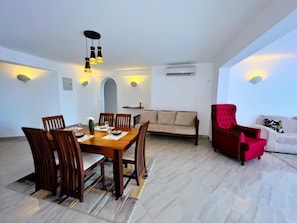 Appartement Penthouse Design | Aire de séjour | Téléviseur connecté de 24 po avec télévision numérique
