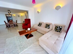 Appartement Penthouse Design | Aire de séjour | Téléviseur connecté de 24 po avec télévision numérique