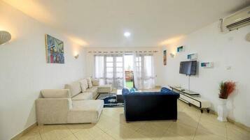 Ático Deluxe | Zona de estar | Smart TV de 24 pulgadas con canales digitales