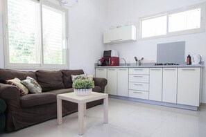 Căn hộ | Bếp riêng | Tủ lạnh, lò vi sóng, ấm điện, dụng cụ nấu nướng/bát dĩa/dao nĩa 
