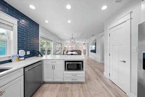 Frigorífico, microondas, horno y placa de cocina