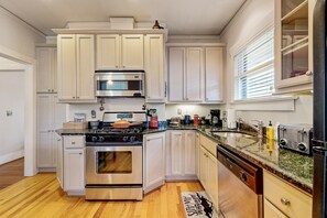 Een koelkast, een microgolfoven, een oven, een kookplaat