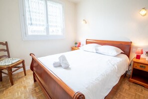 2 soverom, strykejern/-brett, internettilgang og sengetøy
