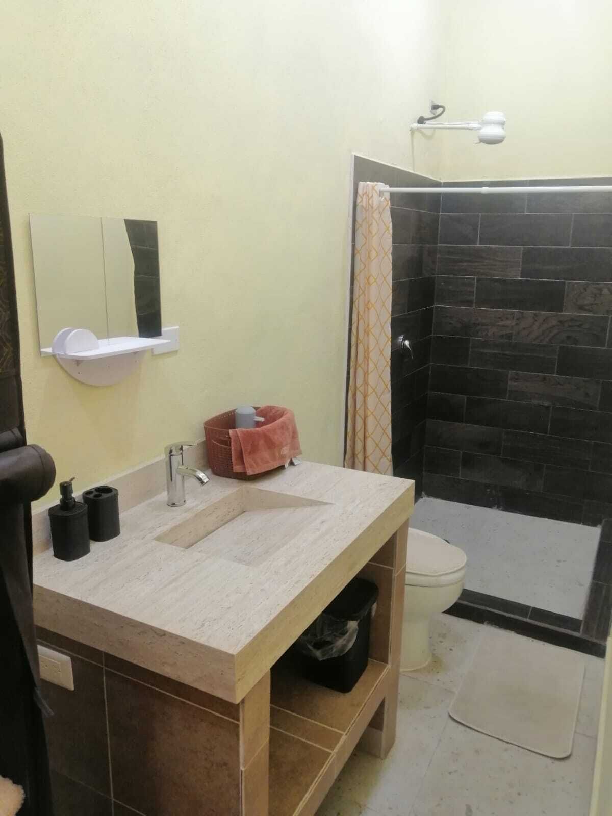 Douche, sèche-cheveux, serviettes fournies, savon