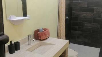 Douche, sèche-cheveux, serviettes fournies, savon