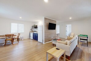 TV - Updated tree-lined cabin with mountain view, and screened-in deck. (Murphy)