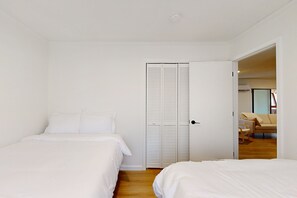 2 bedrooms, iron/ironing board, Internet, bed sheets - Updated tree-lined cabin with mountain view, and screened-in deck. (Murphy)