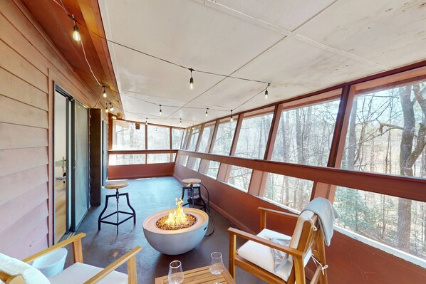 Terrace/patio - Updated tree-lined cabin with mountain view, and screened-in deck. (Murphy)