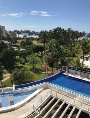 Piscina externa, funciona das 9h às 22h, guarda-sóis, espreguiçadeiras