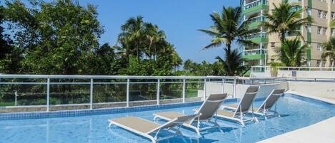 Appartement | Piscine | Piscine extérieure, accÚs possible de 9 h à 22 h, parasols