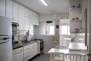 Apartment | Private kitchen - M3 Riviera Inn Residence 84 (Bertioga)