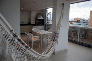 Apartment | Outdoor dining - M3 Riviera Inn Residence 84 (Bertioga)