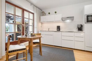 Køleskab, mikrobølgeovn, kogeplade, opvaskemaskine