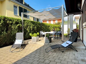 Outdoor dining - Apartment 'Ferienwohnung Whg 2' with Private Terrace, Private Garden and Wi-Fi (Kressbronn am Bodensee)