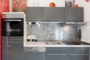 Køleskab, ovn, kogeplade, elkedel