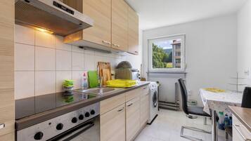 Kühlschrank, Ofen, Herdplatte, Wasserkocher