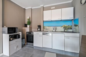 Kühlschrank, Mikrowelle, Ofen, Herdplatte