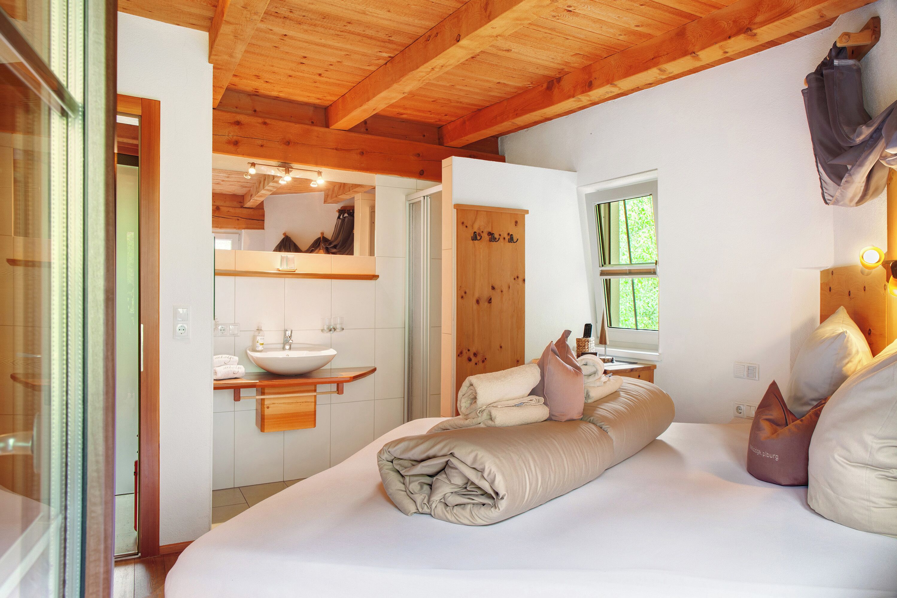 4 habitaciones, tabla de planchar con plancha y wifi gratis 