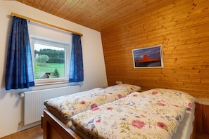 3 bedrooms, free WiFi, bed sheets - „Urlaub im Häusle“with covered terrace, garden and WLAN, not approved for craftsmen (Loßburg)