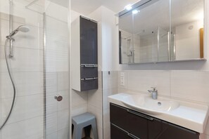 Douche, articles de toilette gratuits, sèche-cheveux