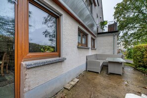 Outdoor dining - Apartment 'Ferienhaus Störzel - Wohnung A' with Private Terrace and Wi-Fi (Morbach-Hundheim)
