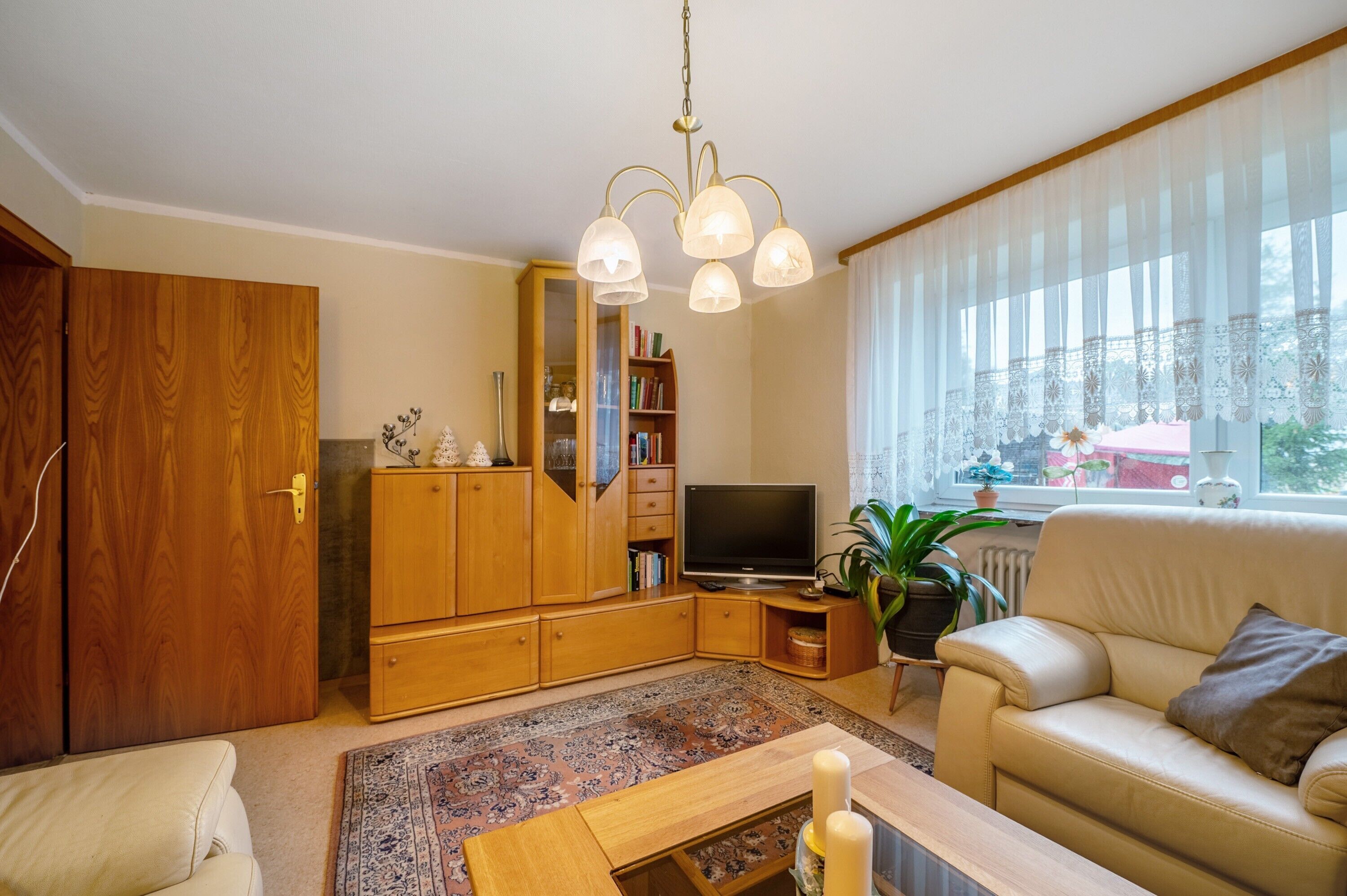 Televisión, chimenea, estéreo