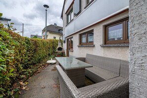 Outdoor dining - Apartment 'Ferienhaus Störzel - Wohnung A' with Private Terrace and Wi-Fi (Morbach-Hundheim)