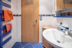 Een douche, een haardroger, handdoeken