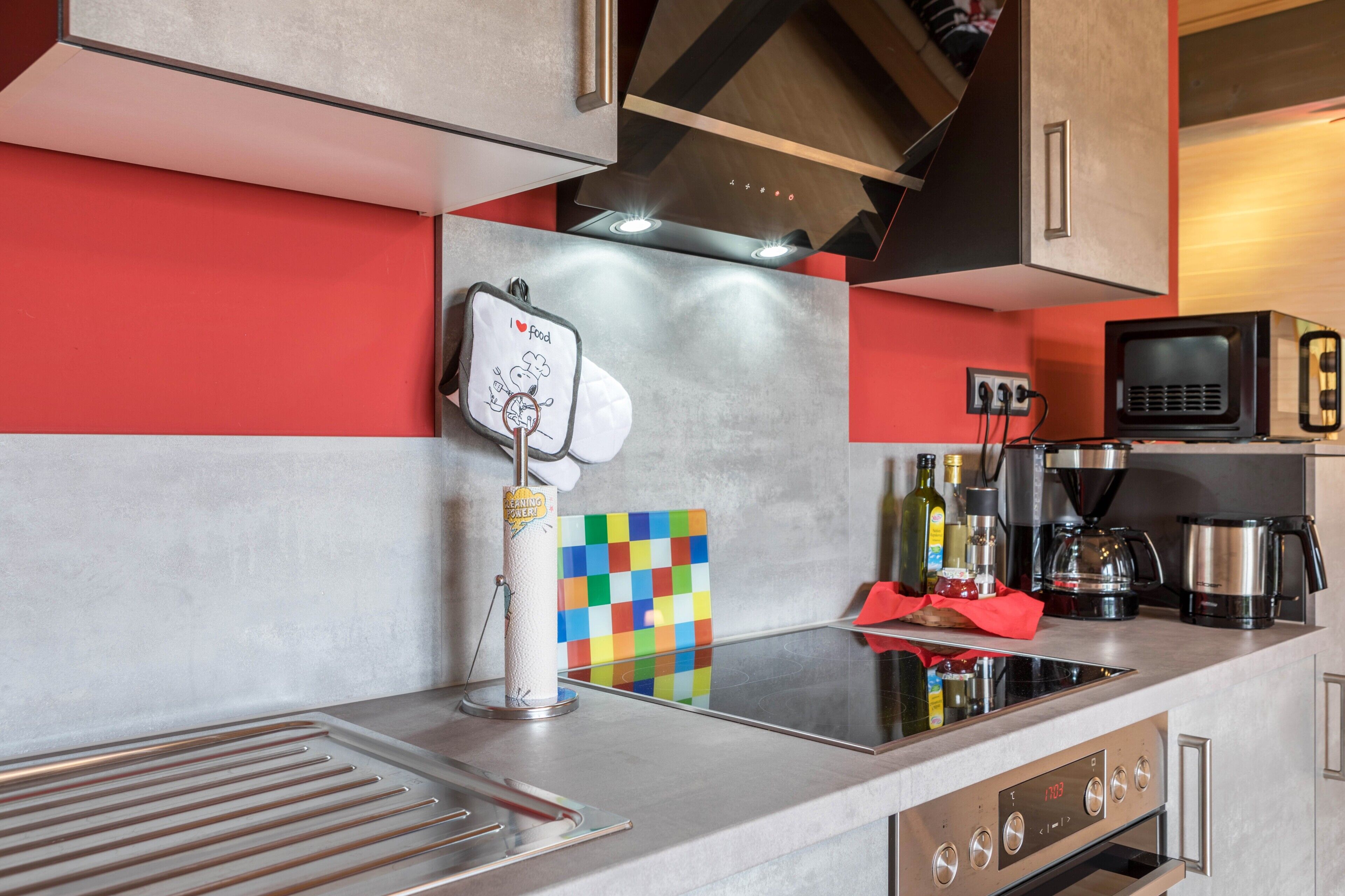 Kühlschrank, Mikrowelle, Ofen, Herdplatte