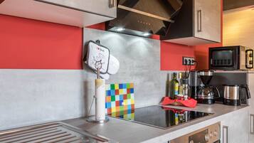 Kühlschrank, Mikrowelle, Ofen, Herdplatte