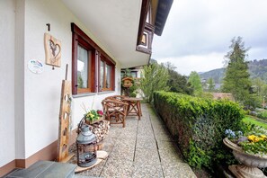 Outdoor dining - Haus Kurparkblick – Apartment Am Schluchtensteig with Wi-Fi (Todtmoos)