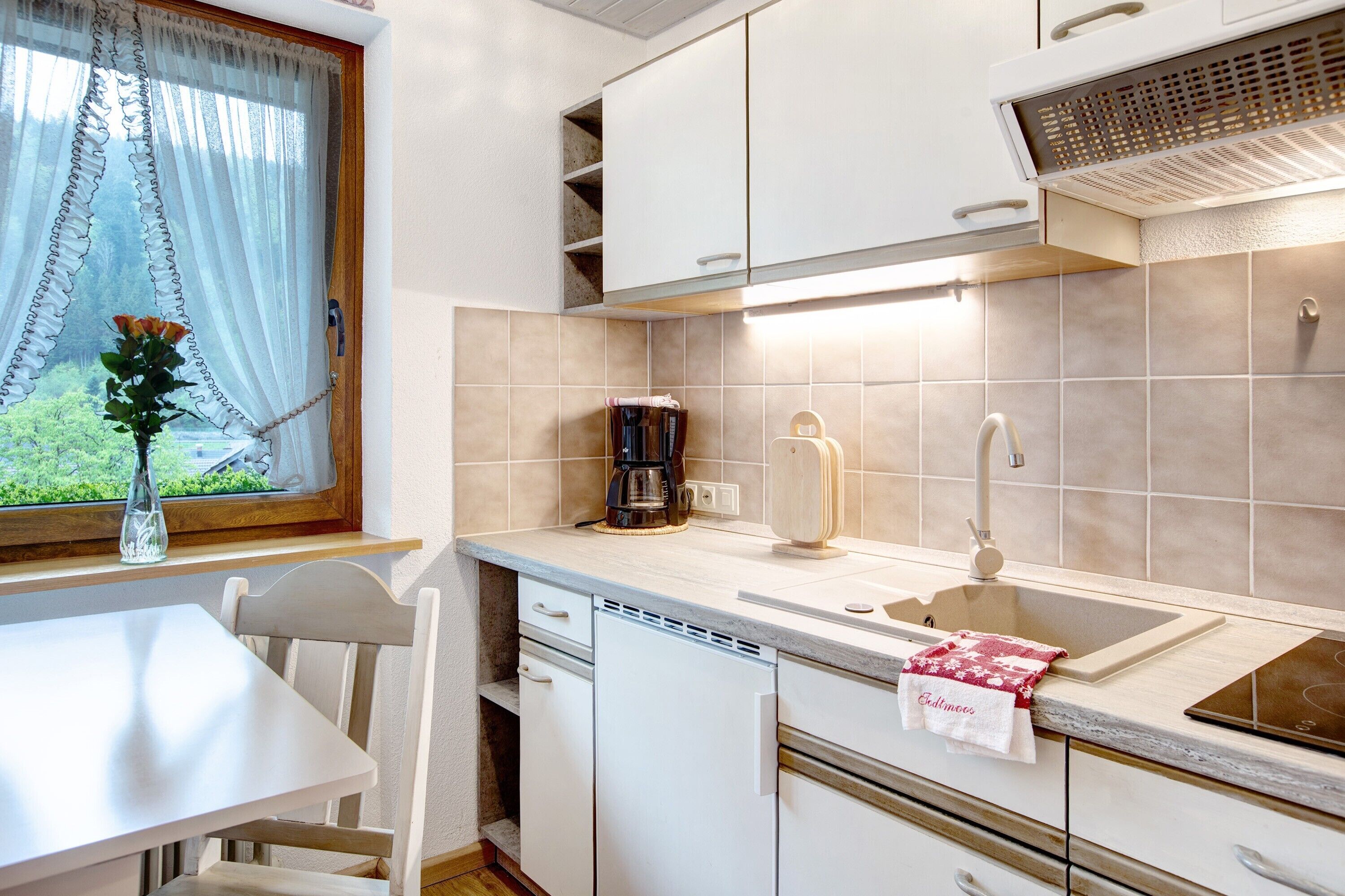 Refrigerador, parrilla de estufa, cafetera y tetera y tetera eléctrica 