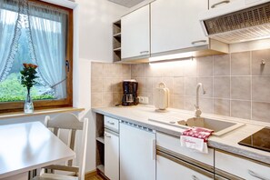 Kühlschrank, Herdplatte, Wasserkocher mit Kaffee-/Teezubehör