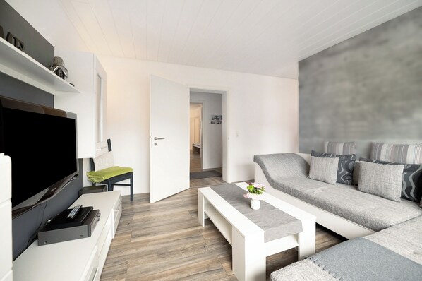 TV, stereo - Apartment 'Ferienwohnung My Suite Home' with Wi-Fi (Illingen)