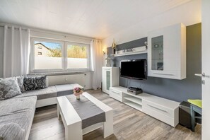 TV, stereo - Apartment 'Ferienwohnung My Suite Home' with Wi-Fi (Illingen)