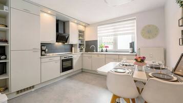 Kühlschrank, Mikrowelle, Ofen, Herdplatte