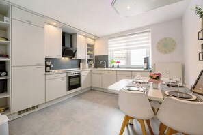 Fridge, microwave, oven, stovetop - Apartment 'Ferienwohnung My Suite Home' with Wi-Fi (Illingen)