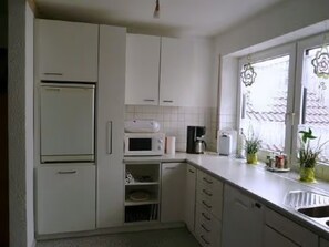 Køleskab, mikrobølgeovn, ovn, kogeplade