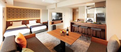 Suite estudio, para no fumadores, balcón | 1 habitación, caja de seguridad en la habitación y escritorio