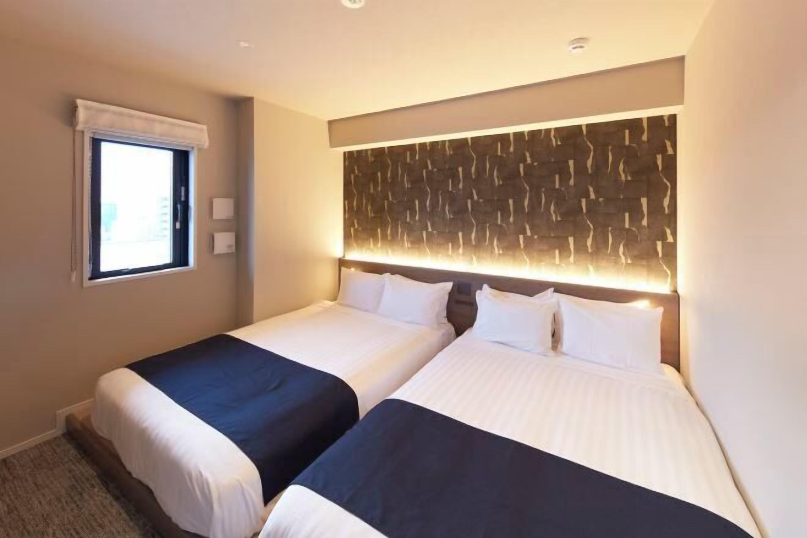 Coffres-forts dans les chambres, bureau, fer et planche à repasser