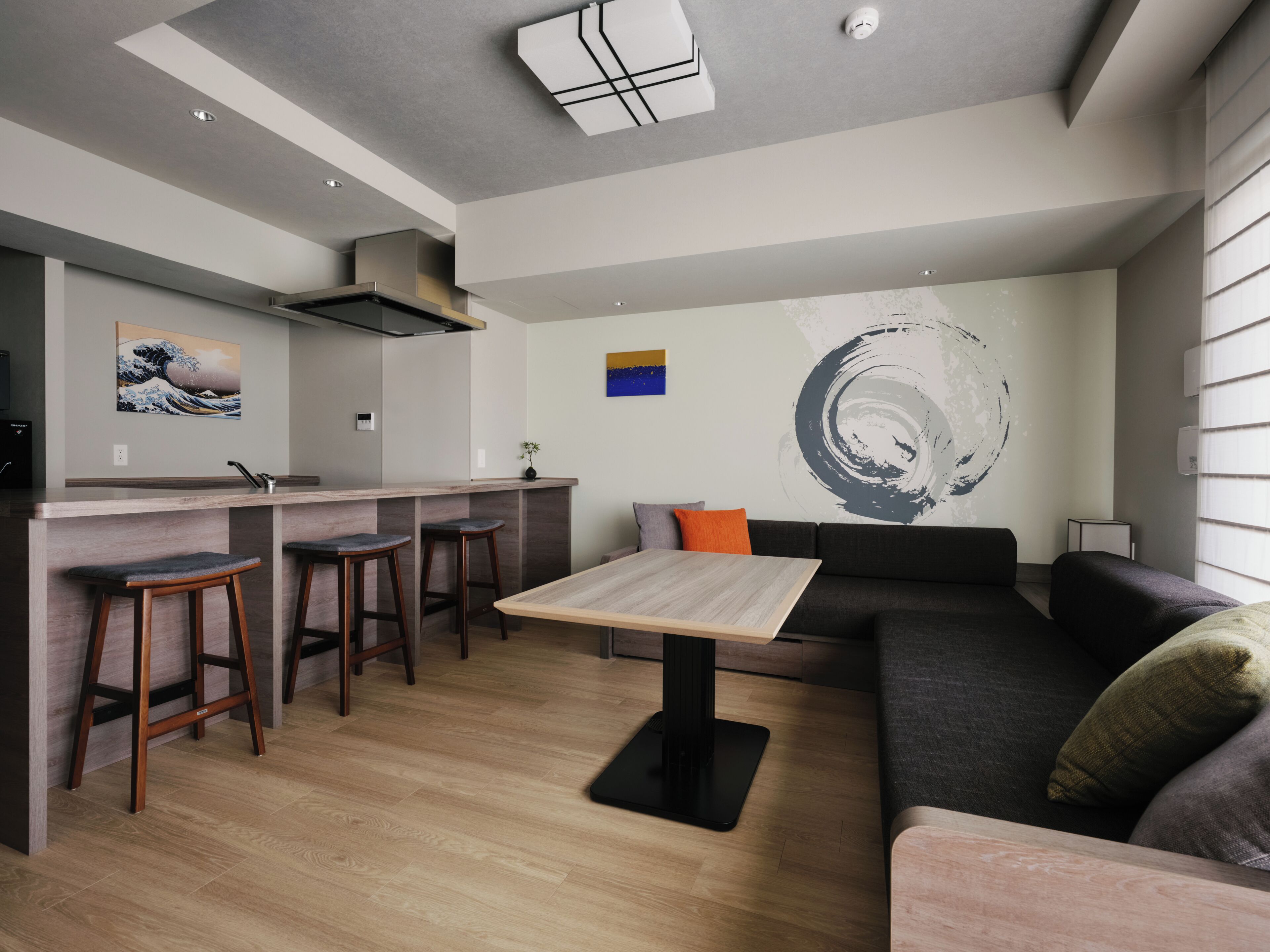 Un espacio habitable moderno con cocina, comedor y zona de estar.
