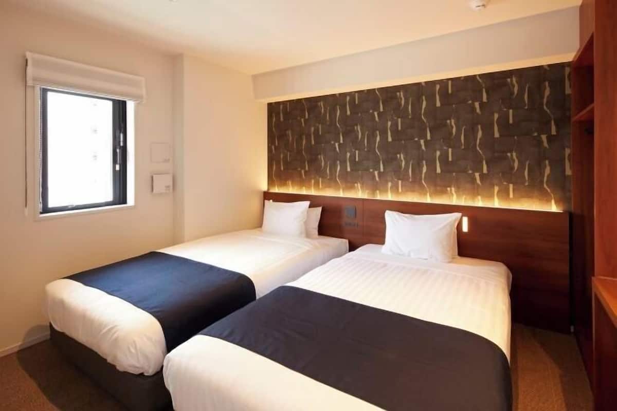 1 quarto, cofres nos quartos, escrivaninha