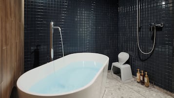 1 habitación, caja de seguridad en la habitación y escritorio
