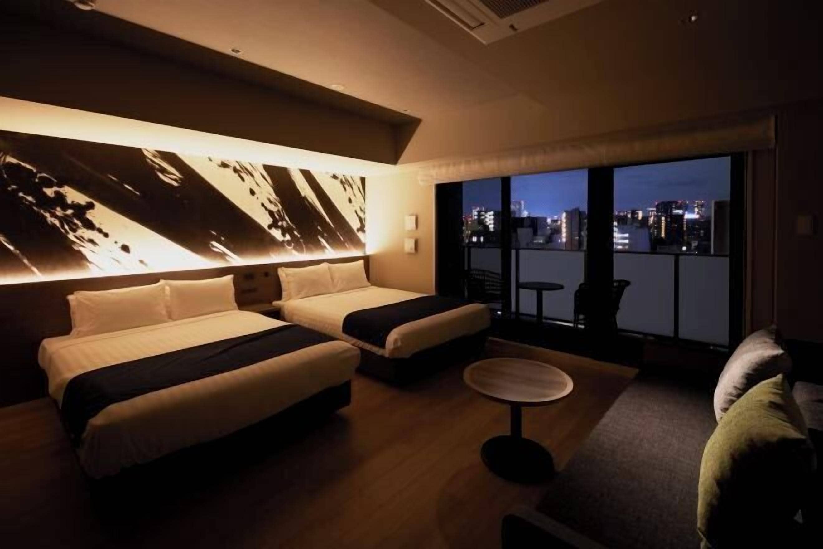 Coffres-forts dans les chambres, bureau, fer et planche à repasser